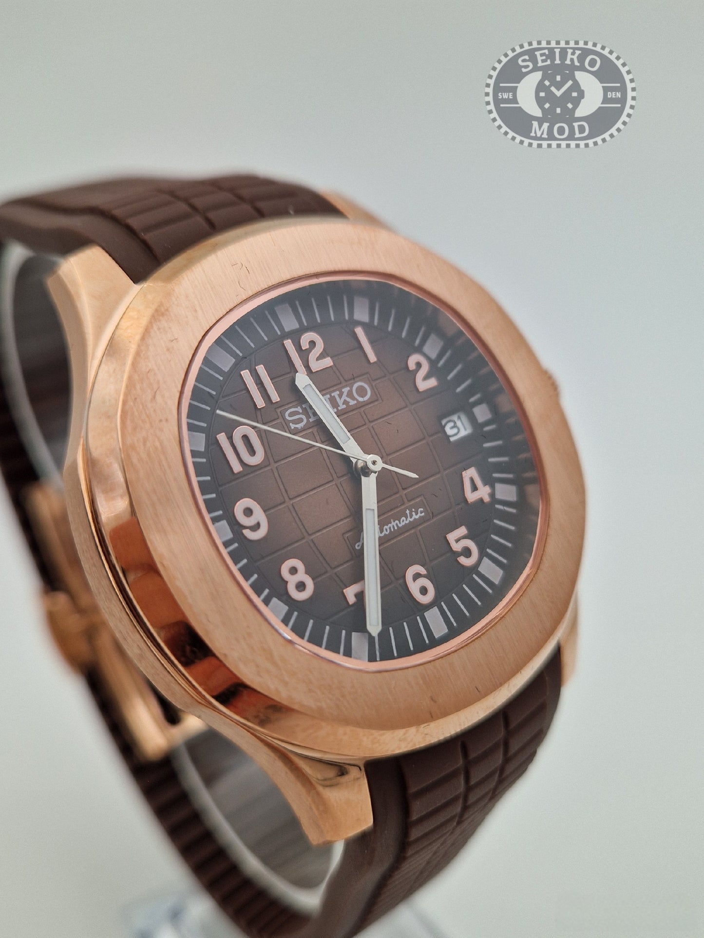 Aquanaut mod i roséguld med brunt sportband